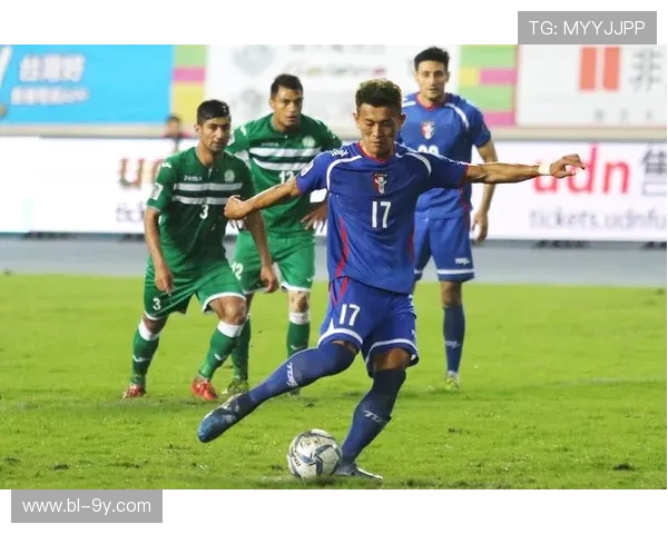 《足球风暴:从草根到巅峰的激情与奋斗之旅》