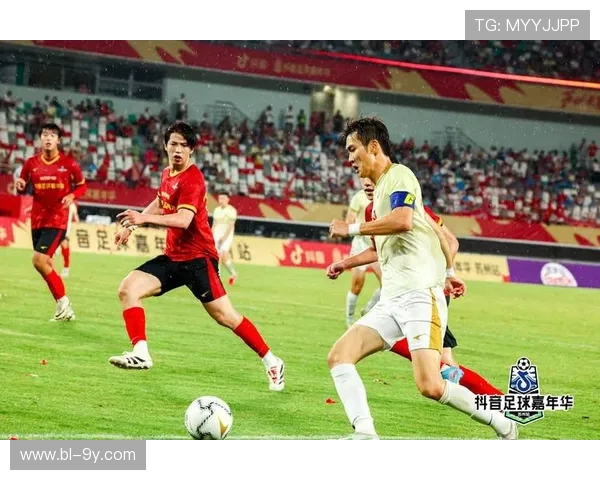 水银泻地般的团队默契展现足球场上流畅无间的攻防艺术